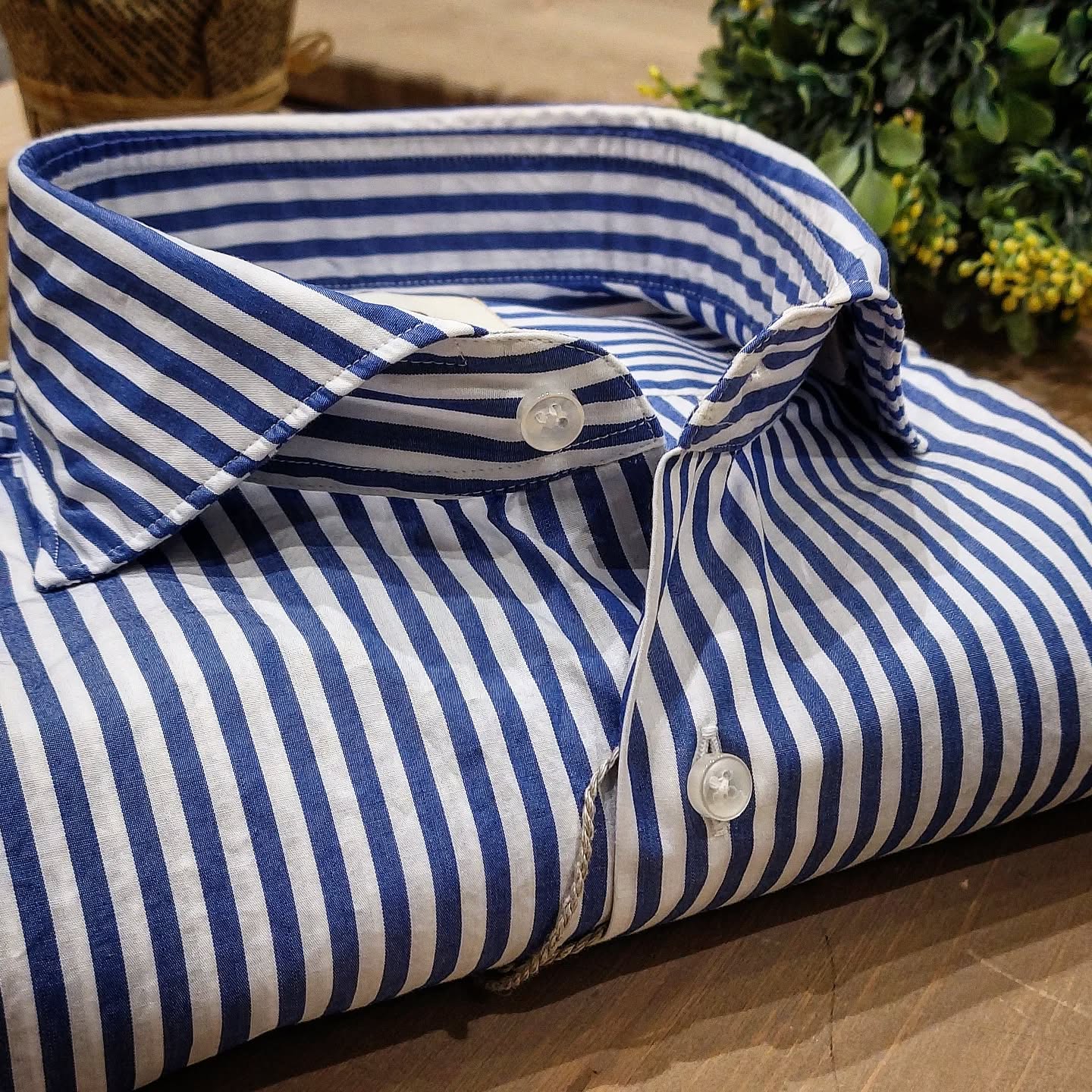 Camicia in Cotone Rigata Blu e Bianco Collo Francese Cutaway