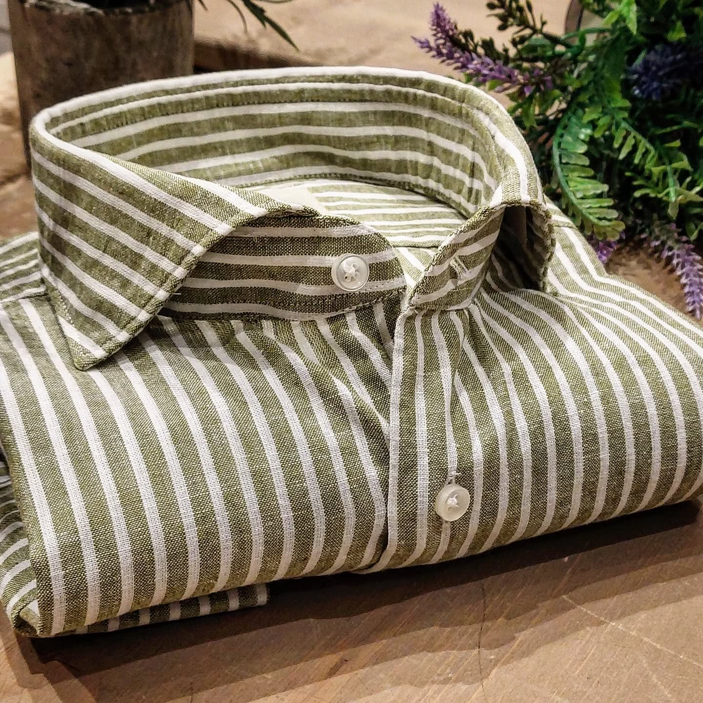 Camicia in Misto Lino Rigato Oliva e Bianco Collo Francese Cutaway