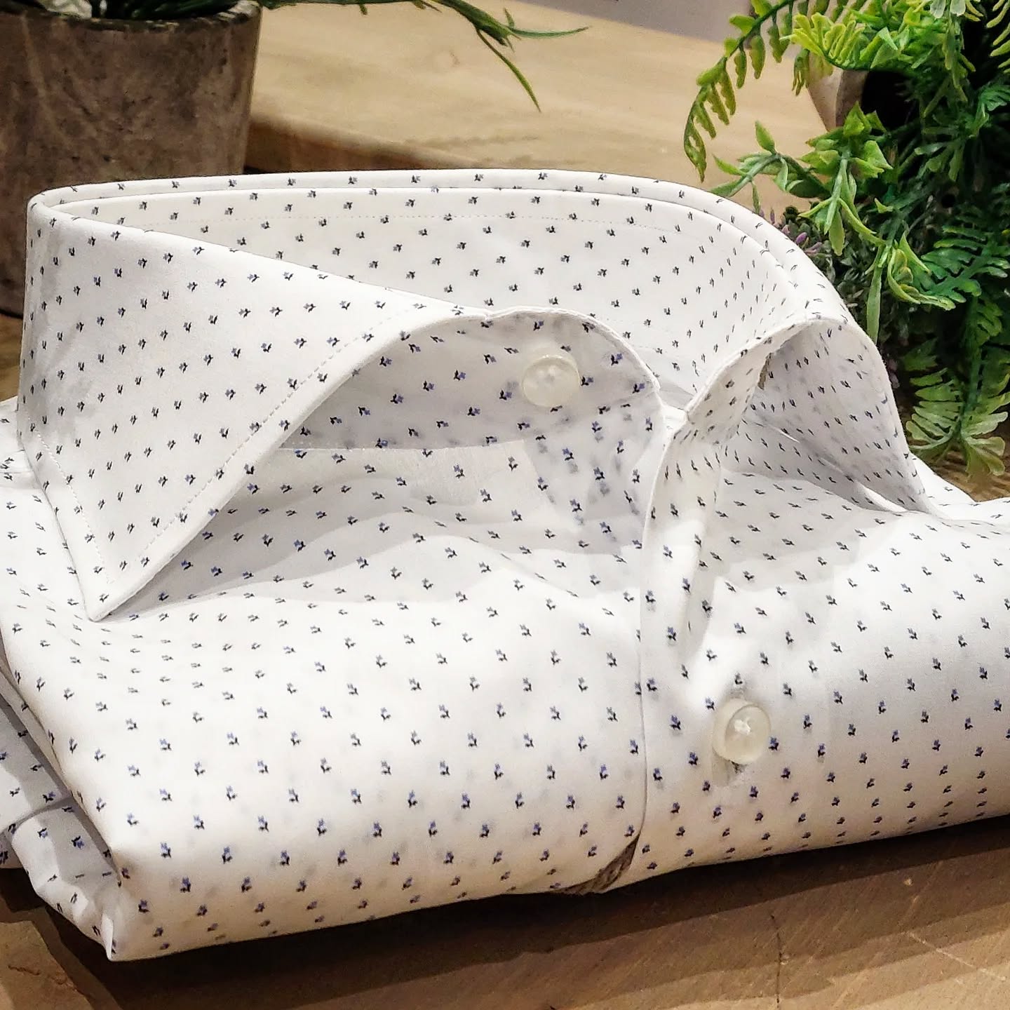 Camicia in Cotone Doppio Ritorto Fantasia Microfiore Blu Fondo Bianco Collo Francese