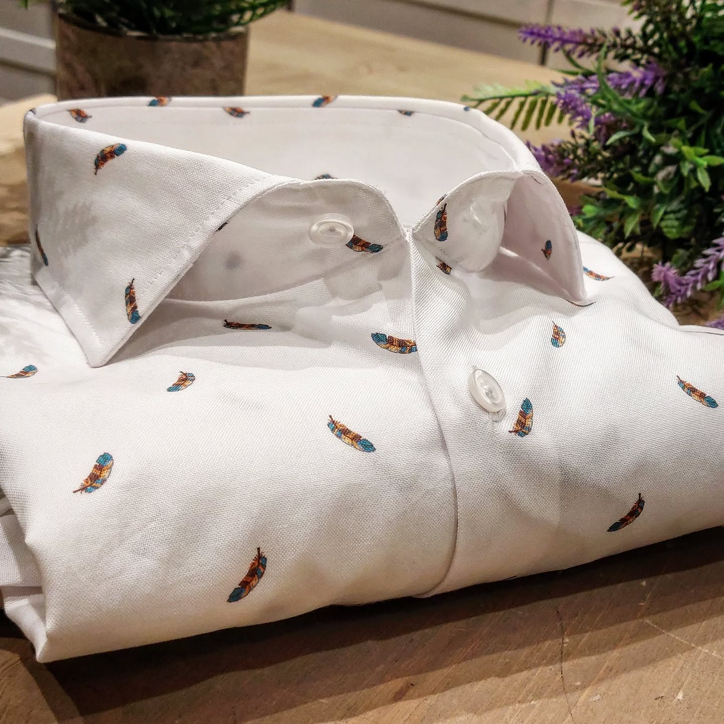 Camicia in Cotone Oxford Pinpoint Fantasia Piuma Multicolor Fondo Bianco Collo Francese Spread