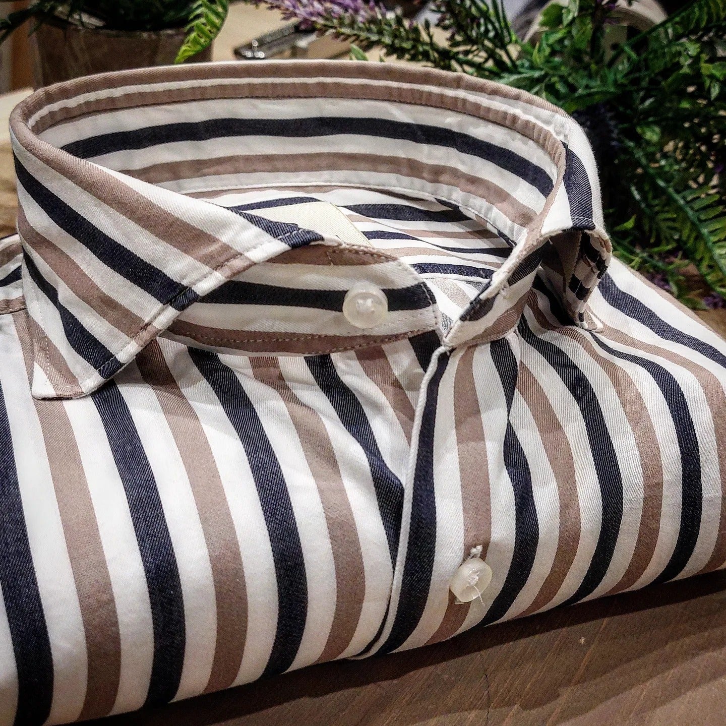 Camicia in Cotone Rigata Bianca e Beige Collo Francese Cutaway