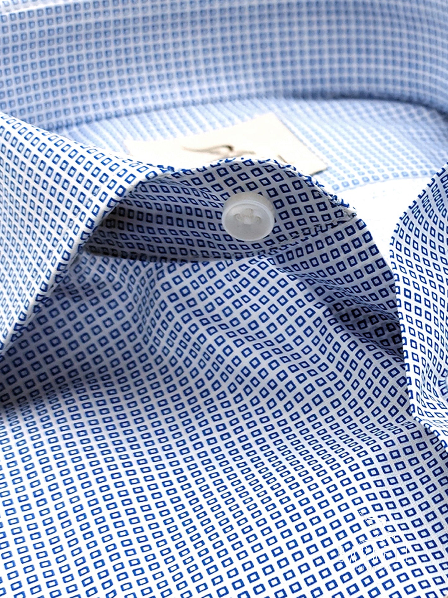 Camicia in Cotone Fantasia Geometrica Azzurra Fondo Bianco Collo Francese