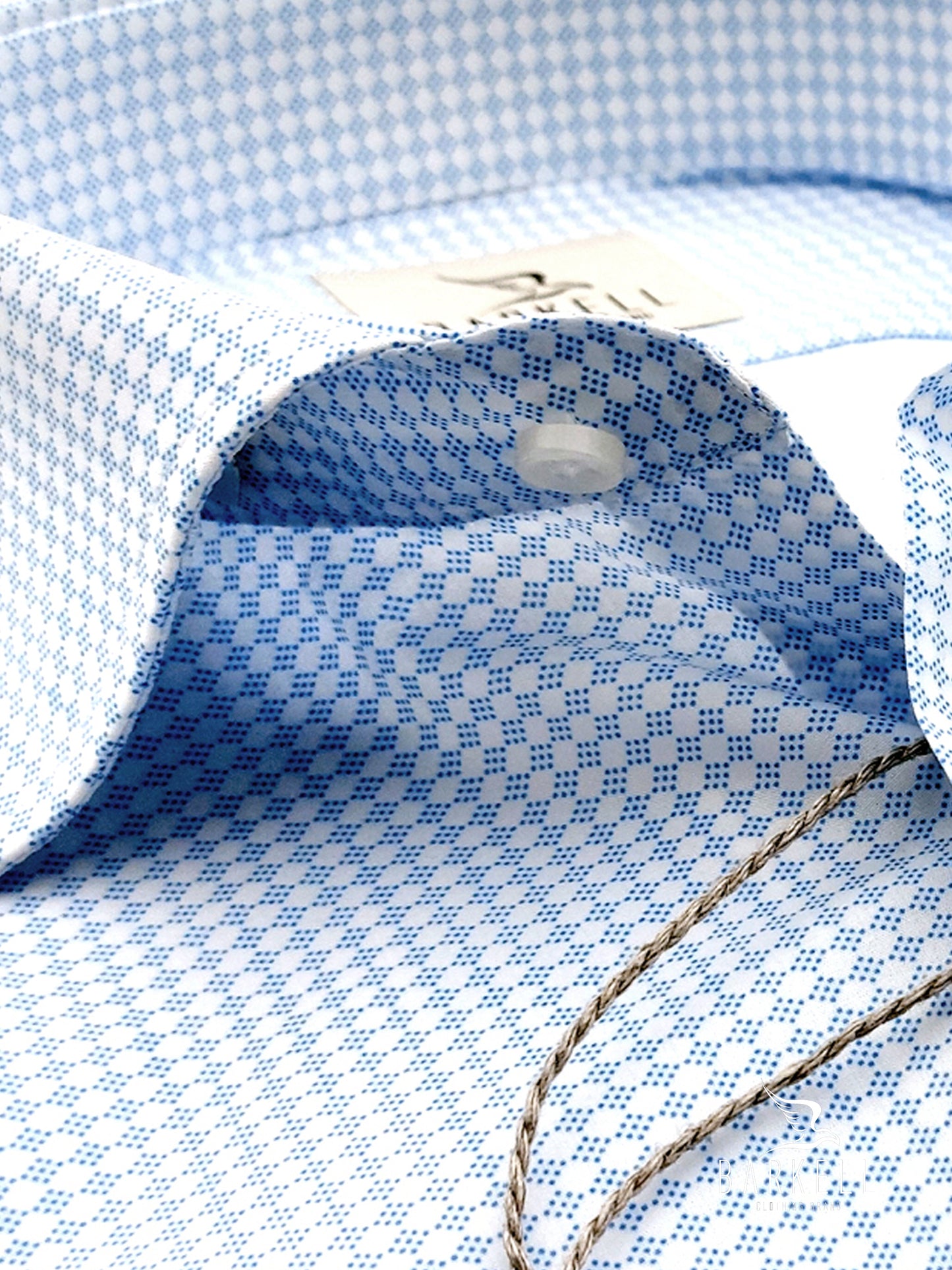 Camicia in Cotone Fantasia Geometrica Celeste Fondo Bianco Collo Francese