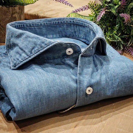 Camicia in Cotone Denim Lavato Color Jeans Chiaro Collo Francese Cutaway