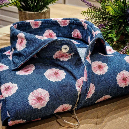Camicia in Jeans Fantasia Fiori Rosa Fondo Stone Denim Medio Collo Francese Cutaway
