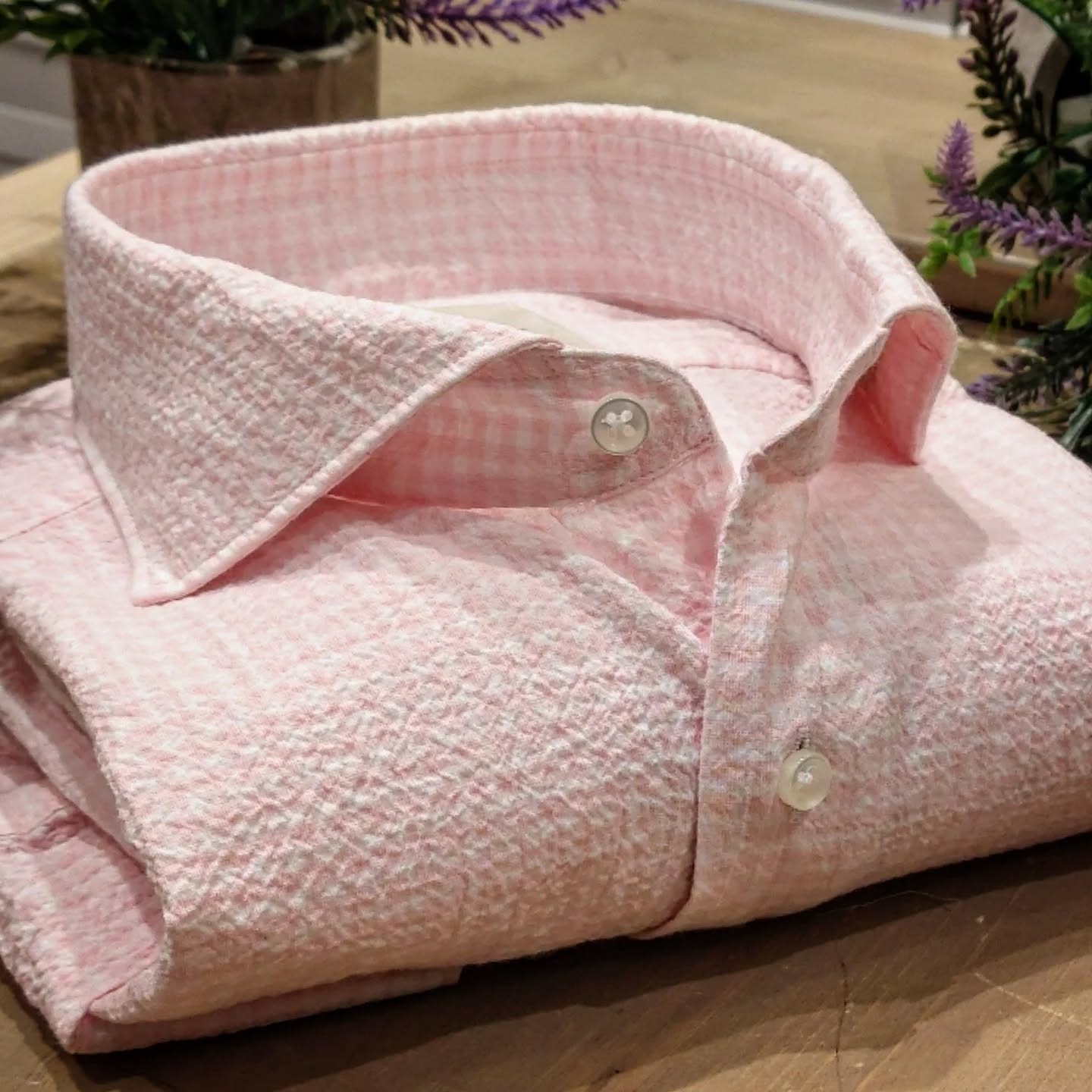 Camicia in Cotone Seersucker Quadretto Rosa e Bianco Collo Francese Cutaway