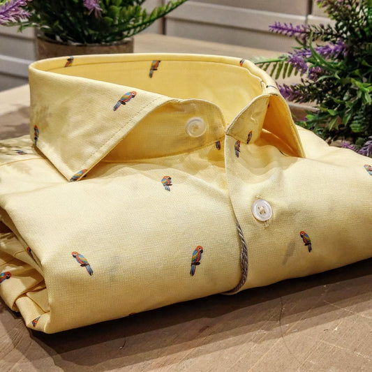 Camicia in Cotone Oxford Pinpoint Fantasia Pappagallino Multicolor Fondo Giallo Collo Francese Spread