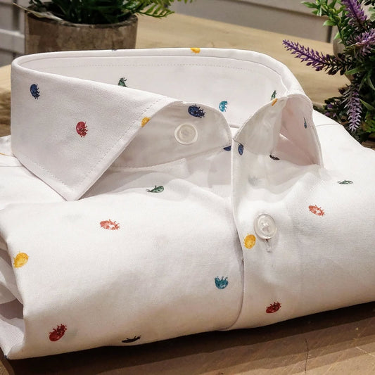Camicia in Cotone Oxford Pinpoint Fantasia Coccinelle Multicolor Fondo Bianco Collo Francese Spread