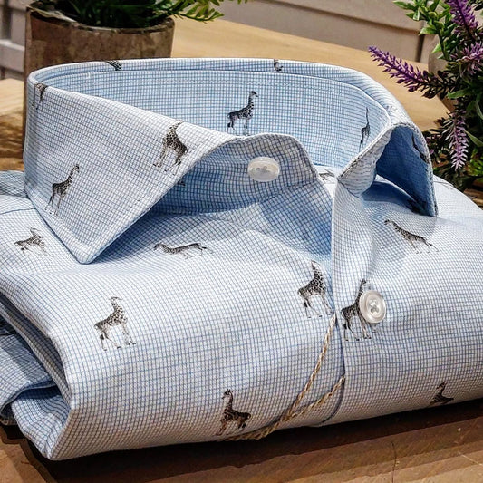 Camicia in Cotone Oxford Pinpoint Fantasia Quadretto e Giraffa Fondo Celeste Collo Francese Spread