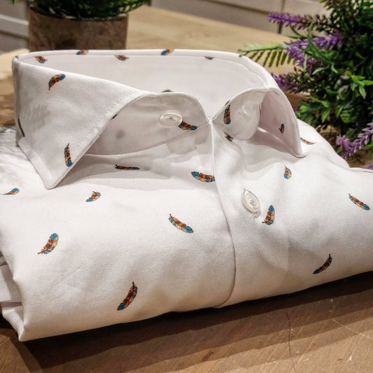Camicia in Cotone Oxford Pinpoint Fantasia Piuma Multicolor Fondo Bianco Collo Francese Spread