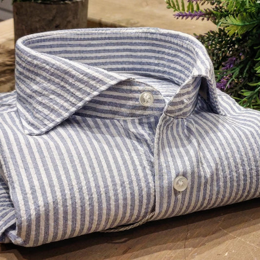 Camicia in Cotone Seersucker Rigata Blu e Bianco Collo Francese Cutaway