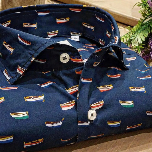 Camicia in Cotone Fantasia Barche Multicolore Fondo Blu Collo Francese Spread