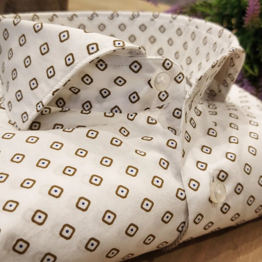 Camicia in Cotone Fantasia Geometrica Fango Fondo Bianco Collo Francese Cutaway