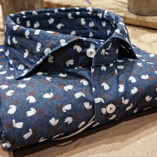 Camicia in Jeans Fantasia Fiore Gesso e Marrone Fondo Stone Denim Medio Collo Francese Cutaway