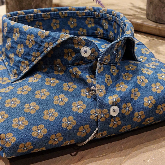 Camicia in Jeans Fantasia Fiore Nocciola Fondo Stone Denim Chiaro Collo Francese Cutaway