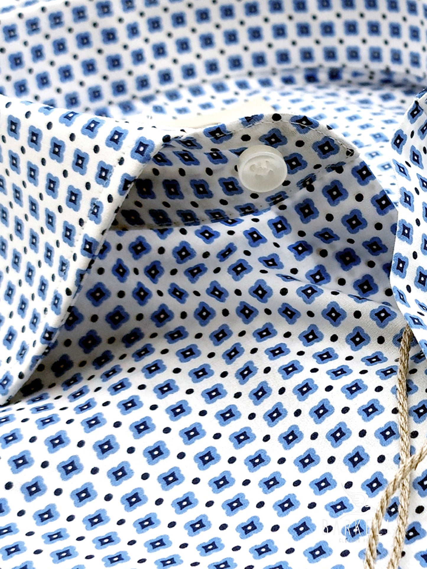 Camicia in Cotone Fantasia Geometrica Blu e Azzurro Fondo Bianco Collo Francese