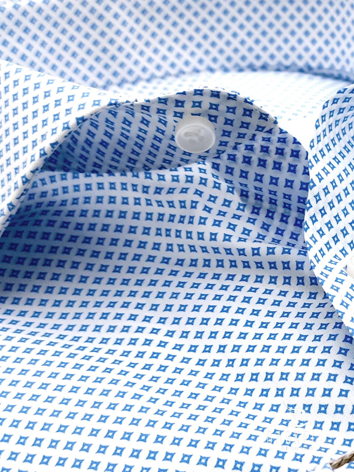 Camicia in Cotone Fantasia Geometrica Azzurra Fondo Bianco Collo Francese