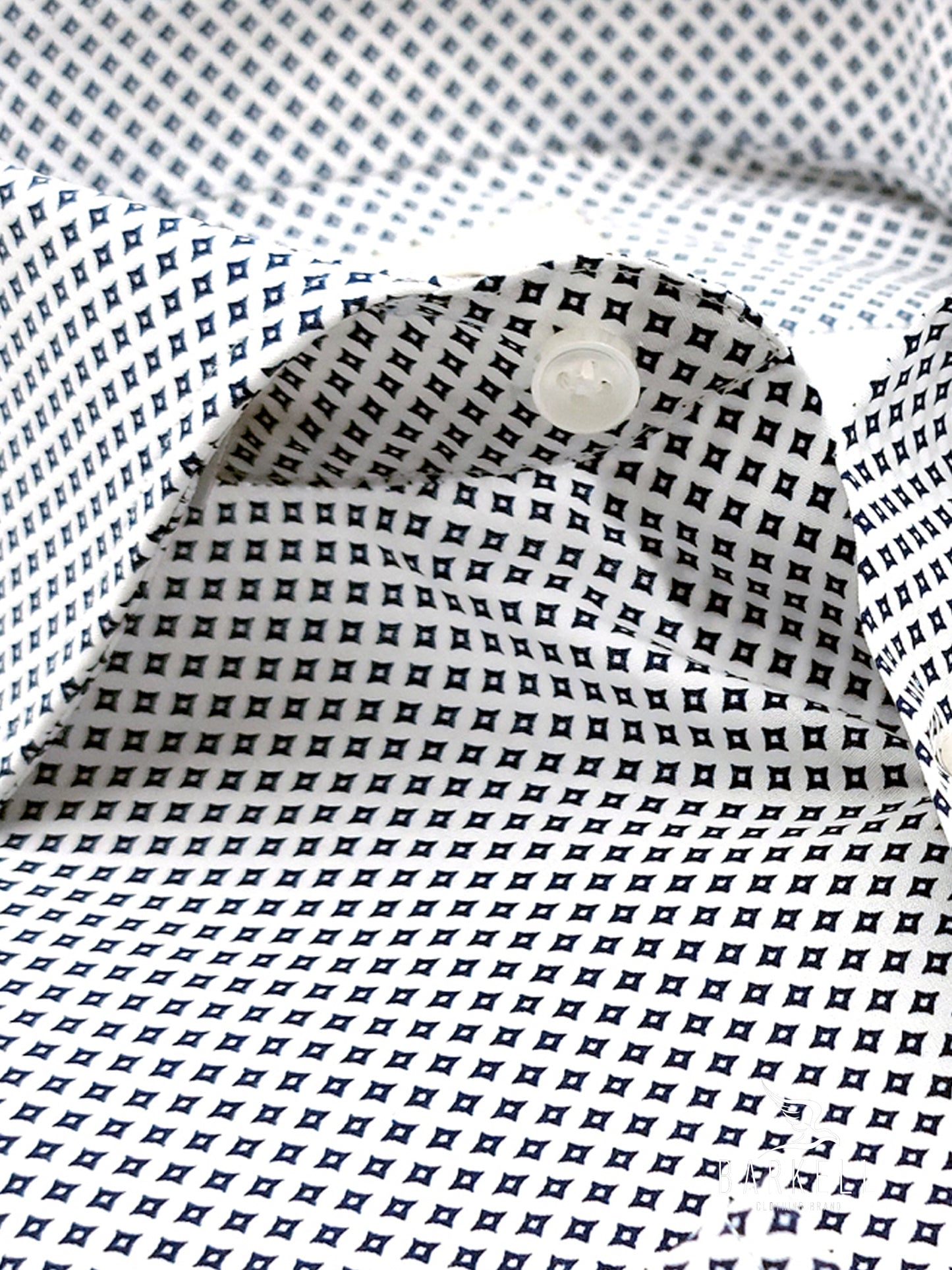 Camicia in Cotone Fantasia Geometrica Blu Fondo Bianco Collo Francese